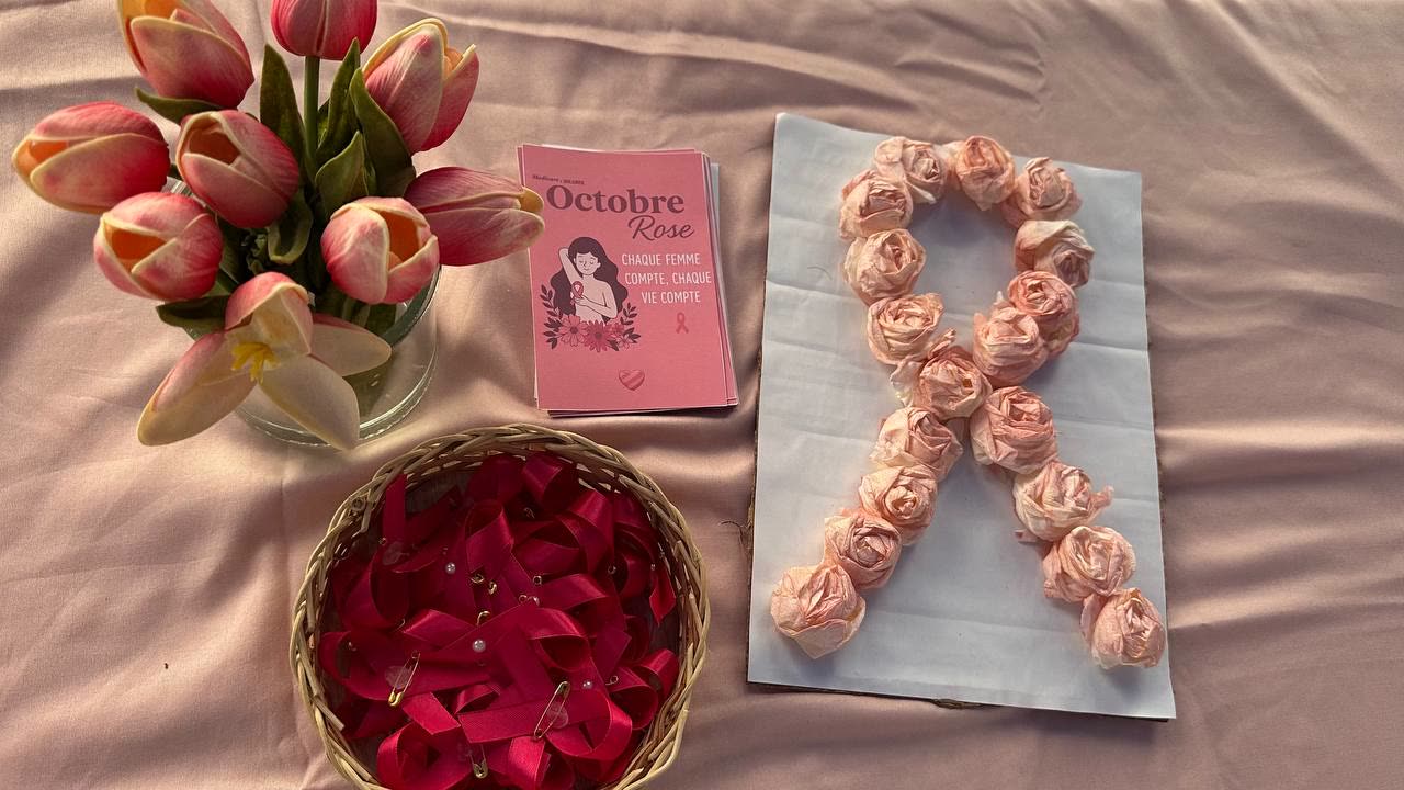 Ruban rose et tulipes — symbole d'Octobre Rose