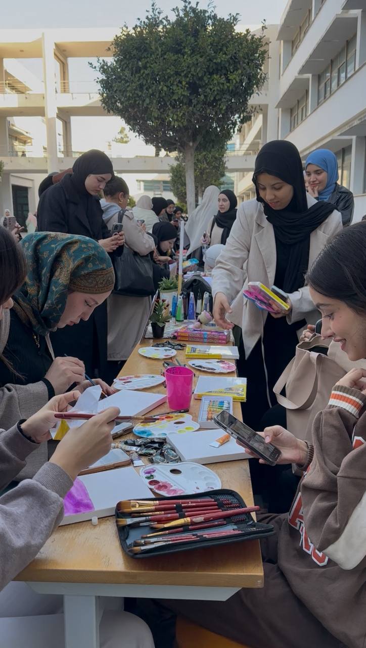 Étudiants réunis autour de l'atelier — MediBloom